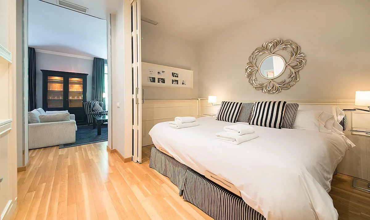 Casa Verdú king bed and premium mattress