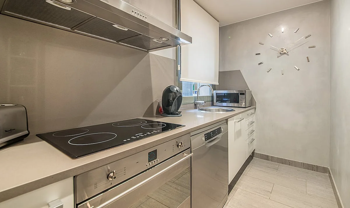 Casa Verdú induction cooktop and Smeg oven