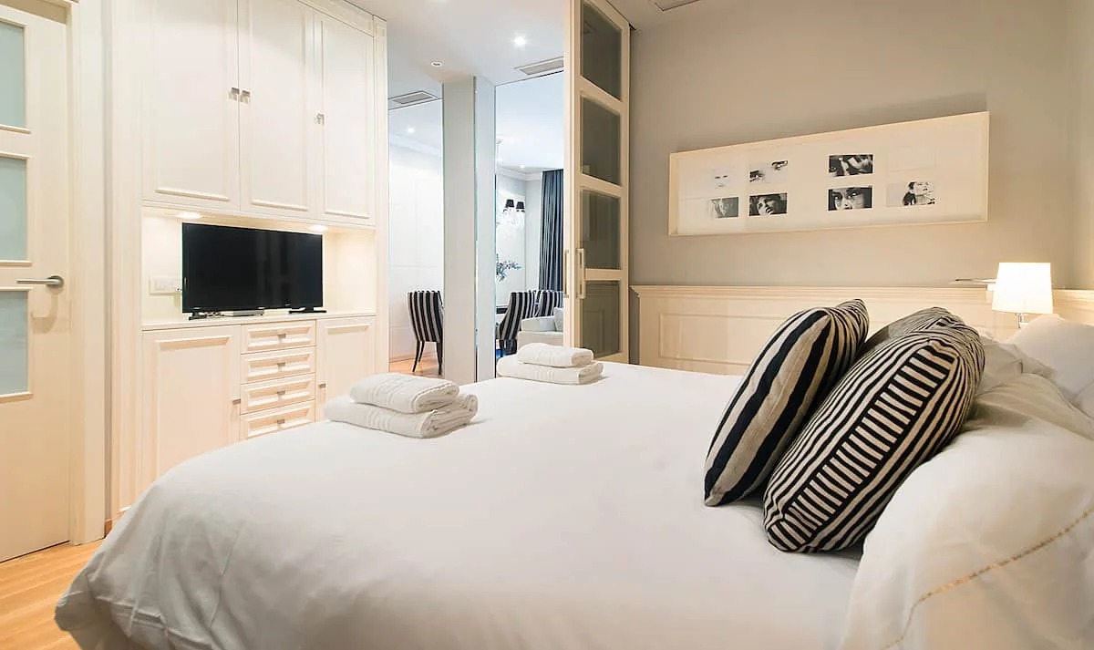 Casa Verdú king bed and bedside lighting