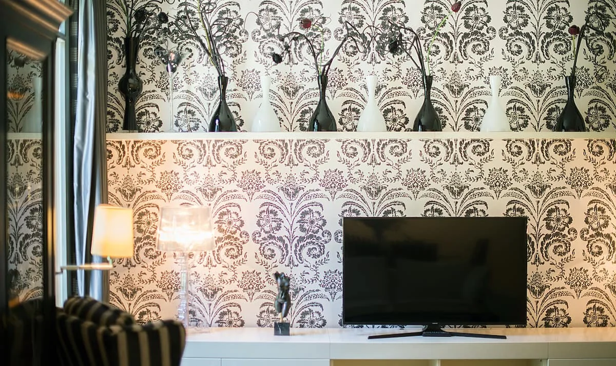 Casa Verdú wallpaper and television detail