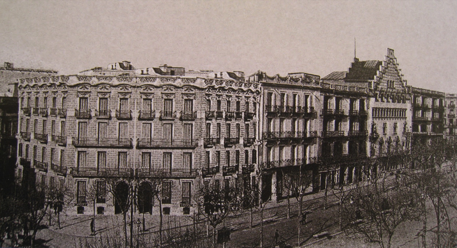 The Illa de la Discordia on Passeig de Gracia around 1906, with Casa Lleo Morera's original corner tower and Casa Amatller's stepped gable