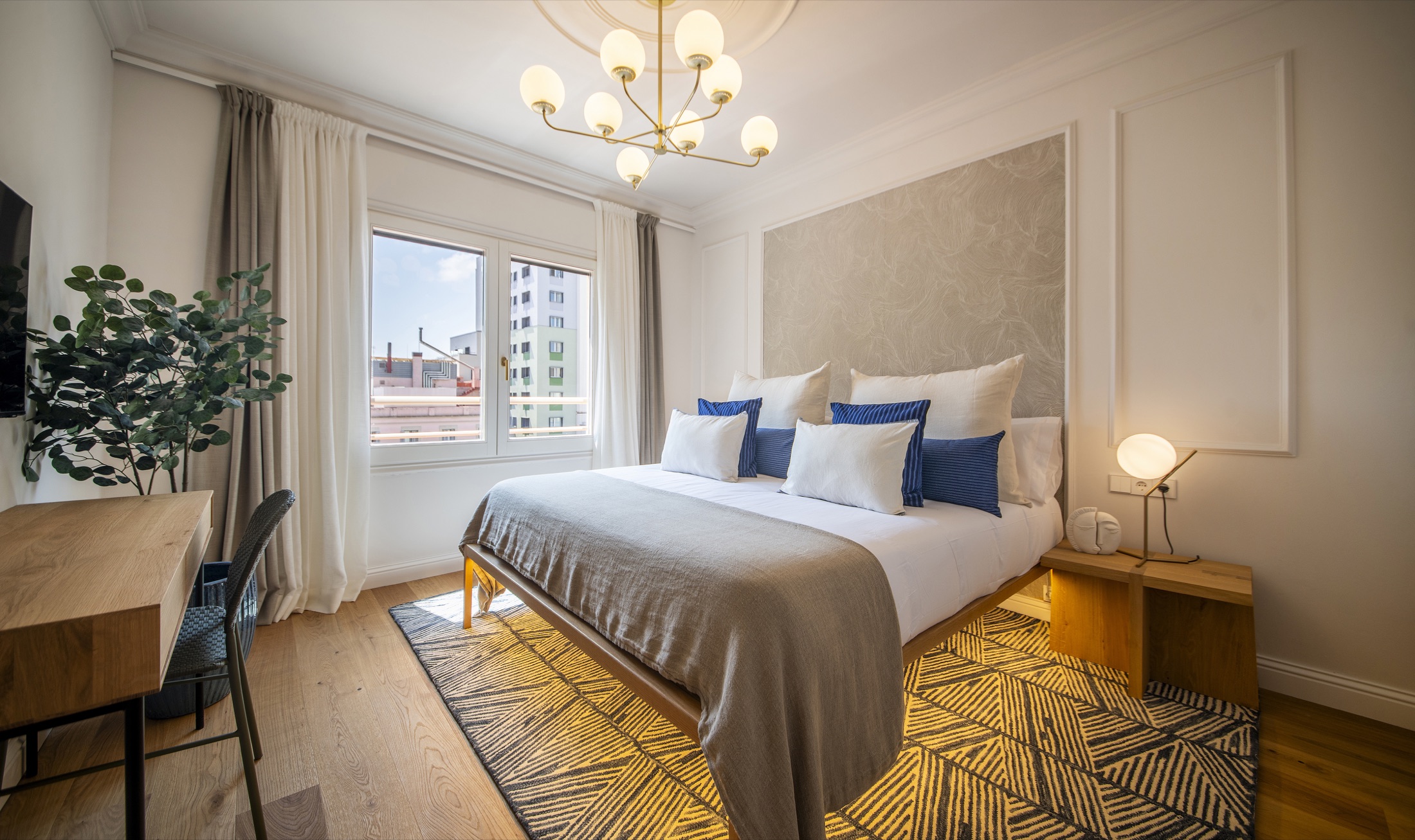 Suite Alba principal bedroom, view 03