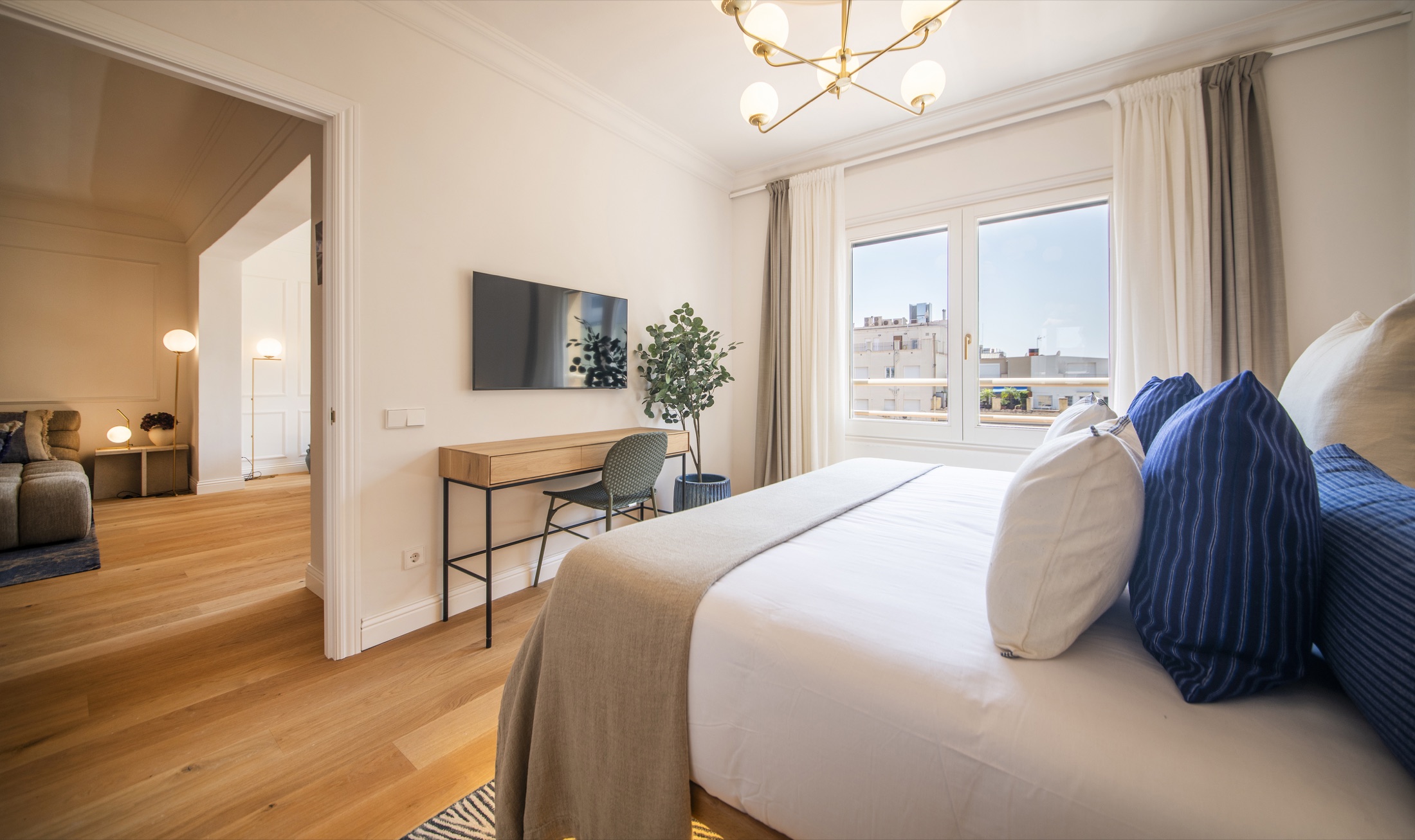Suite Alba principal bedroom, view 04
