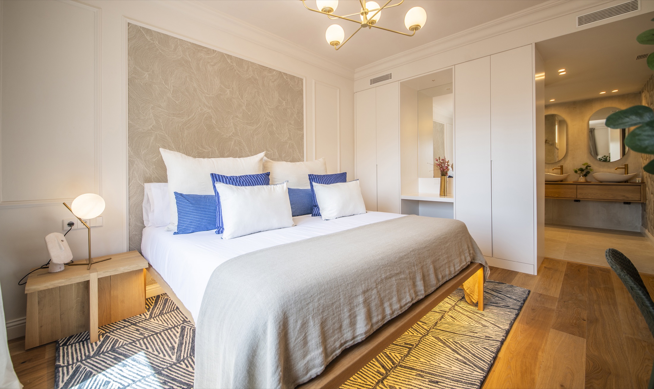 Suite Alba principal bedroom, view 05