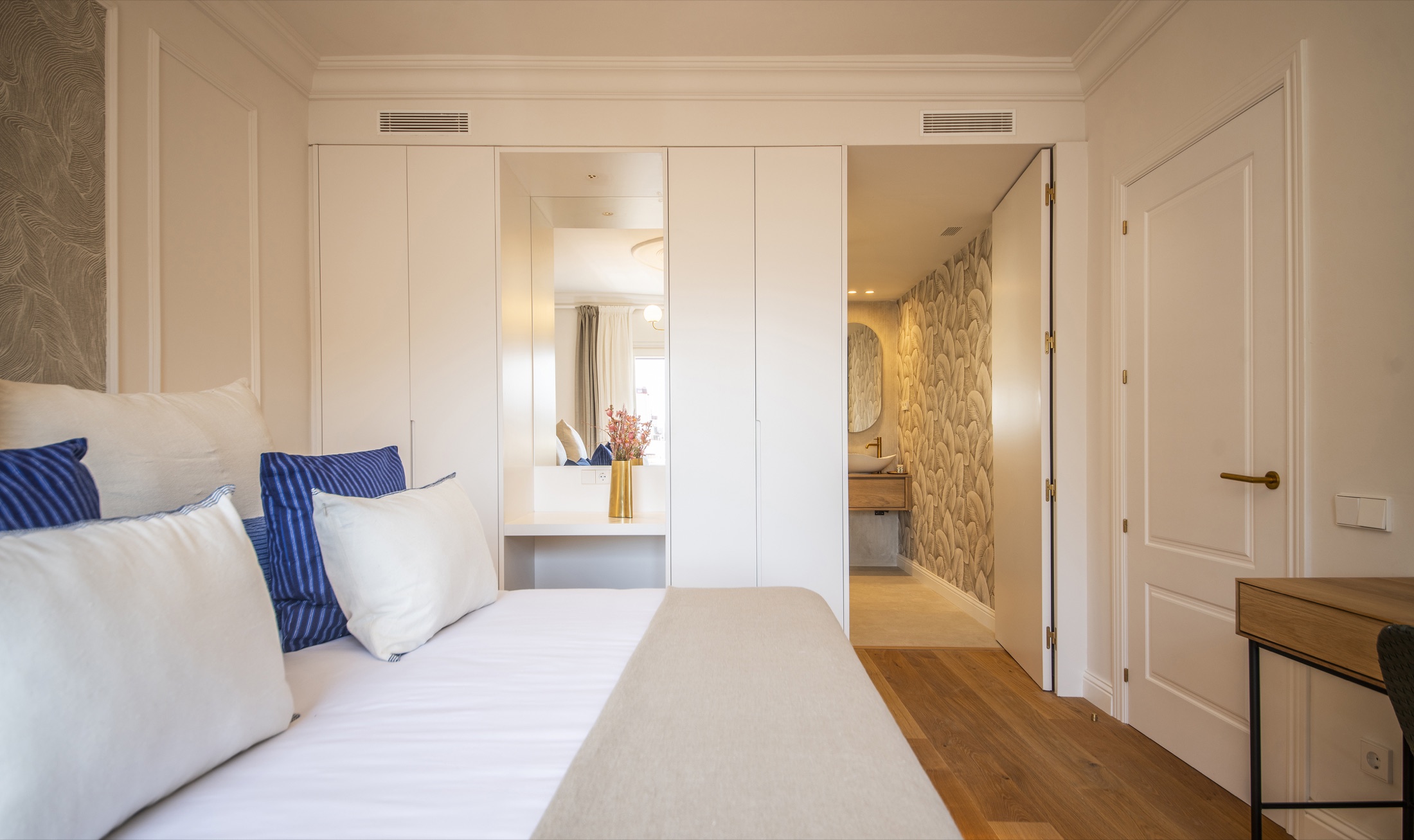Suite Alba principal bedroom, view 06