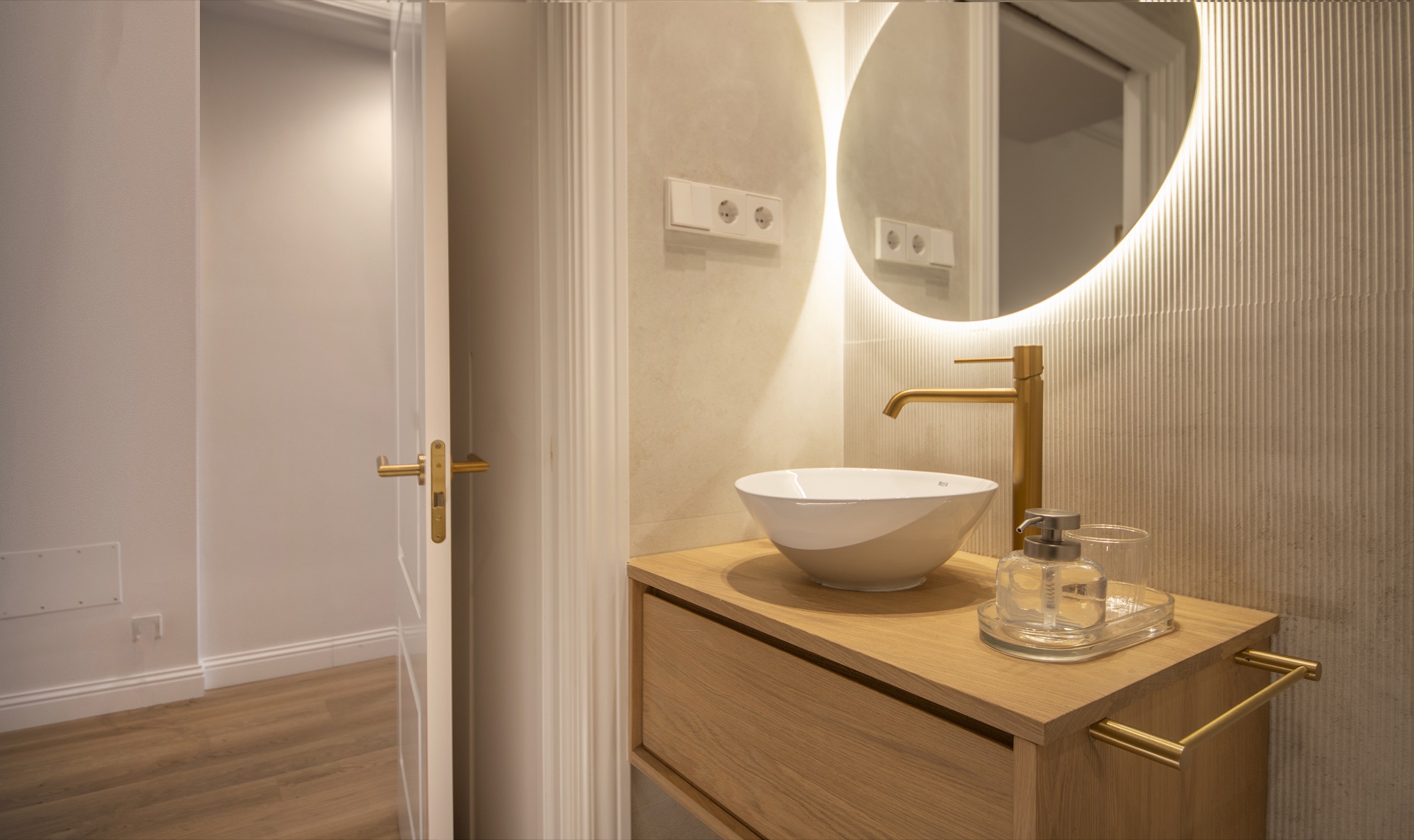 Suite Alba second bathroom, view 02
