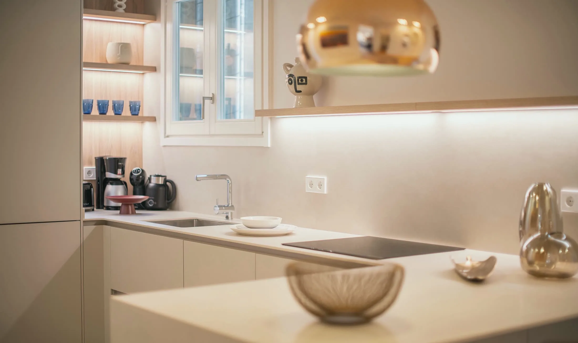 Suite Alba kitchen with cooktop, sink and coffee station