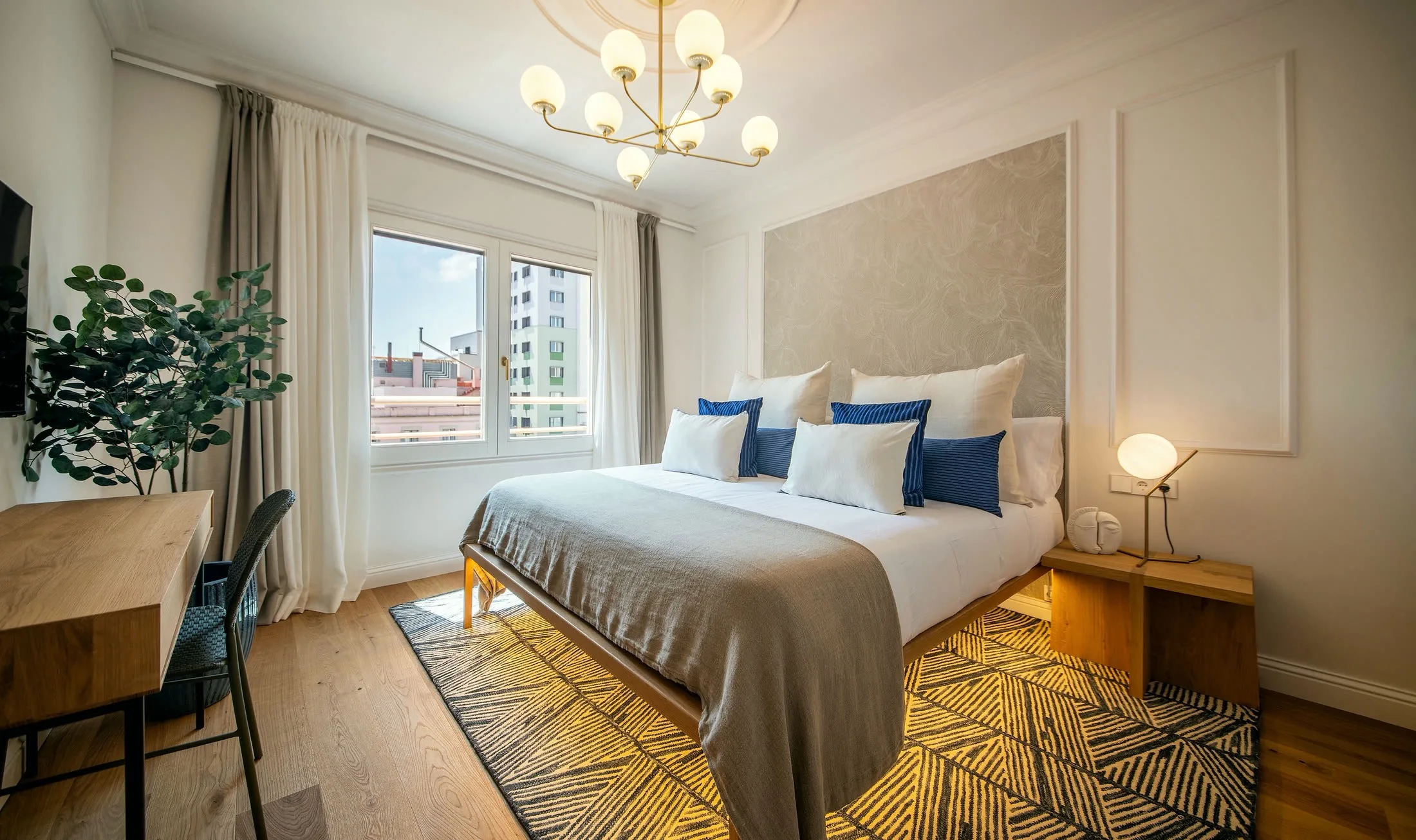 Suite Alba principal bedroom with king-size bed and south-facing windows