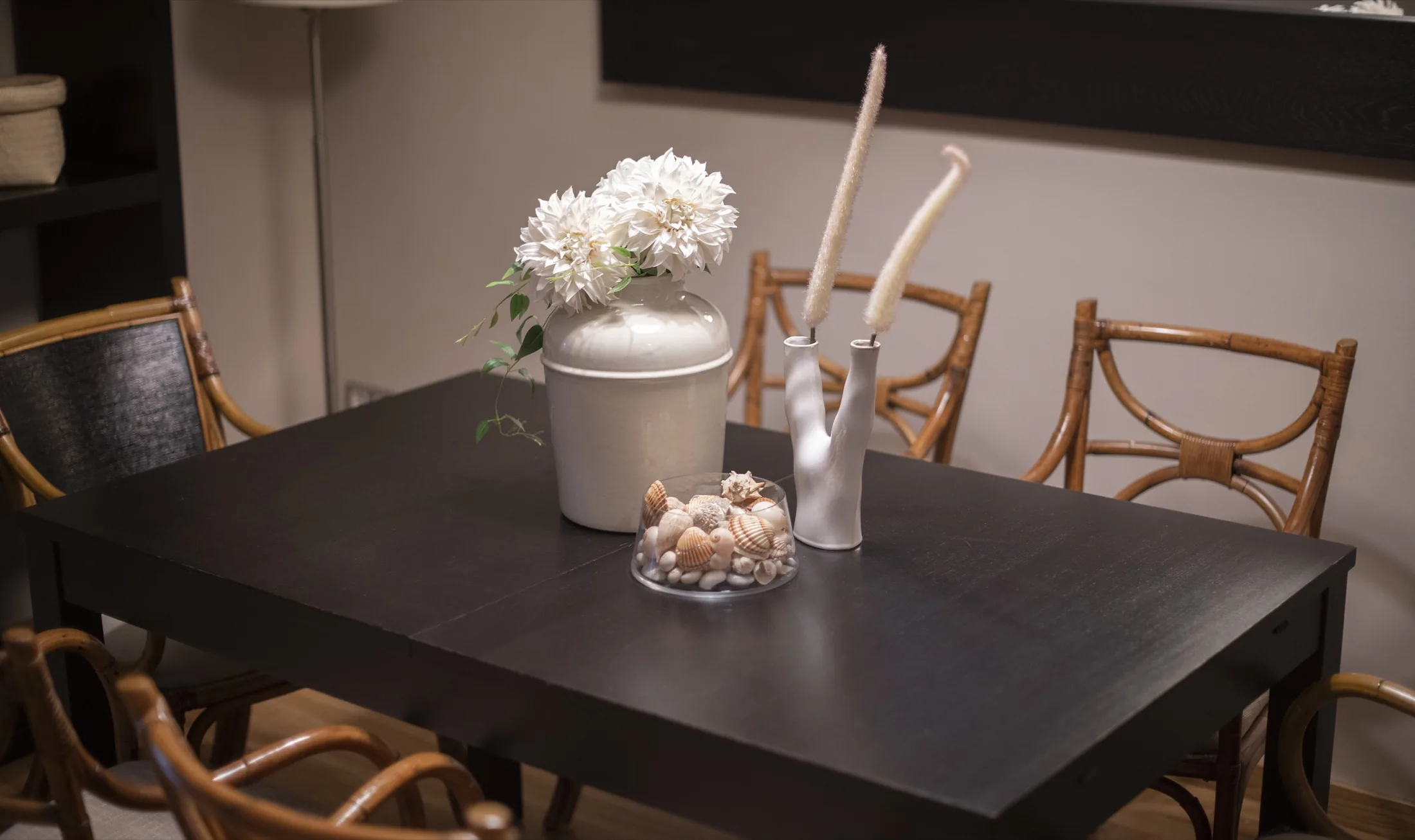 Suite Bella dining table set for a shared meal