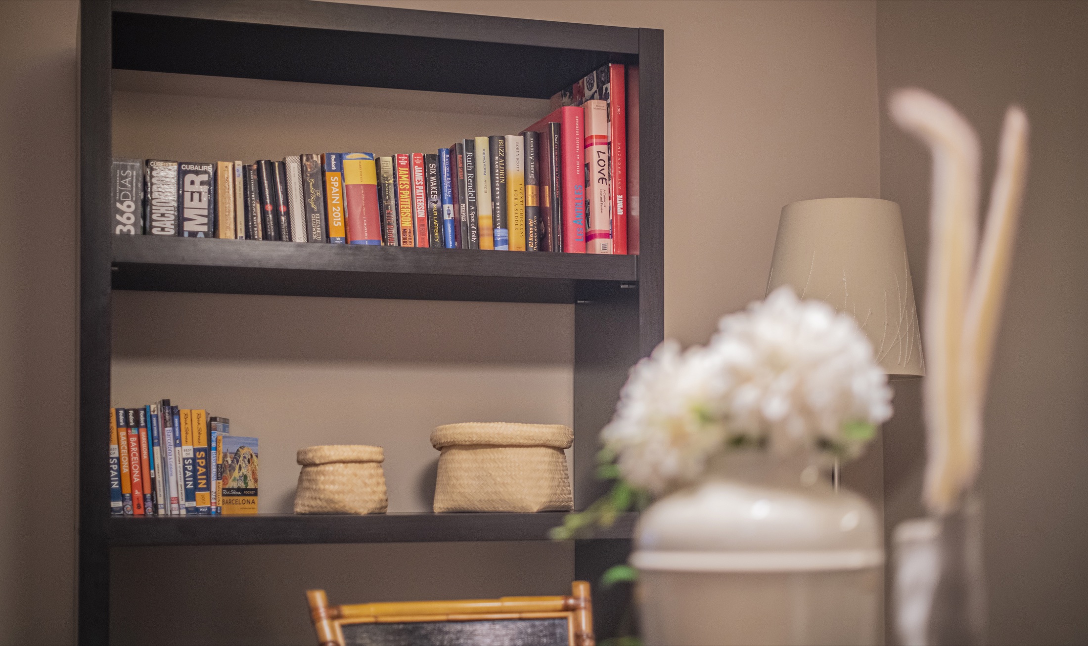 Books and decorative details in the Suite Bella dining room