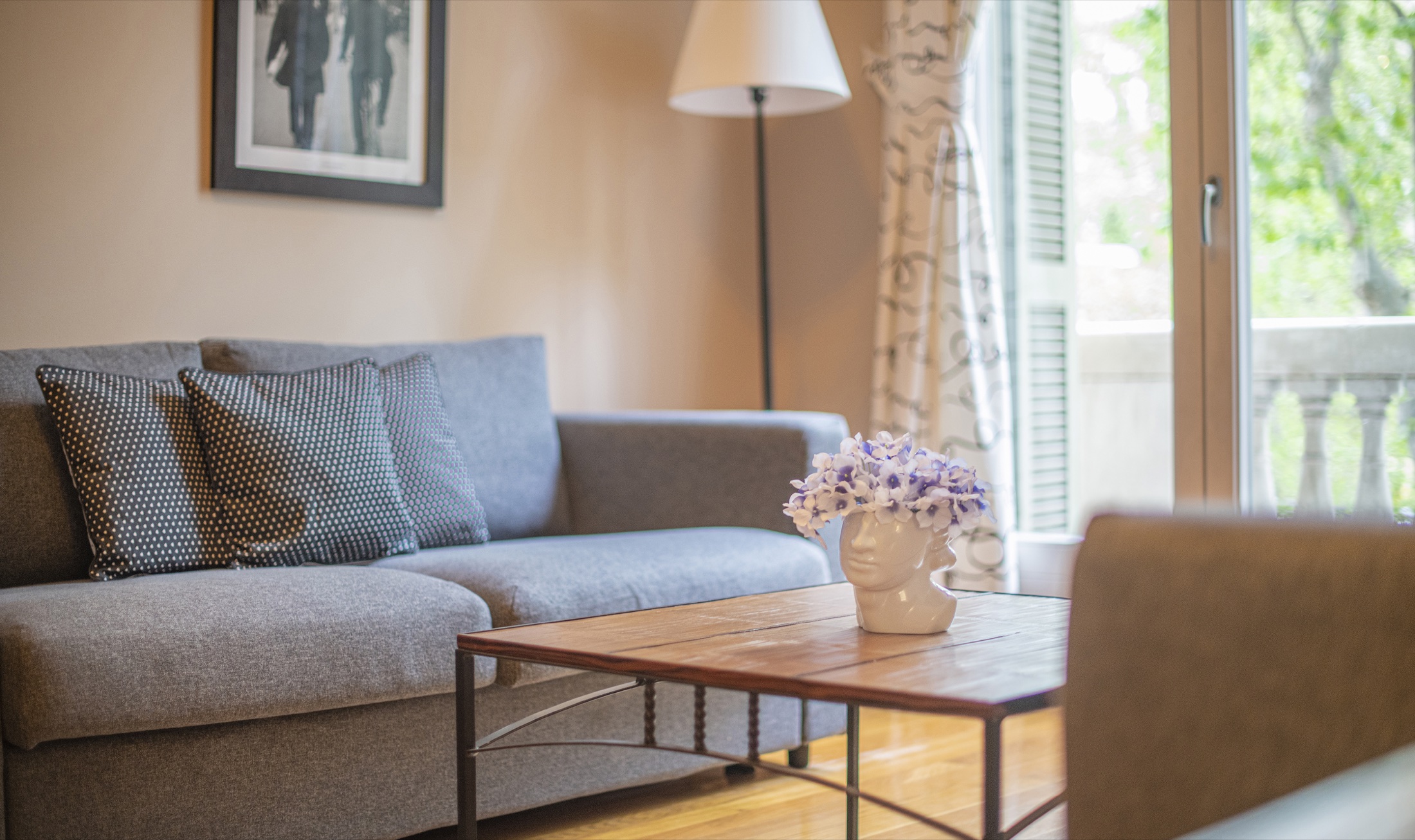 Suite Bella sofa and coffee table beside the balcony