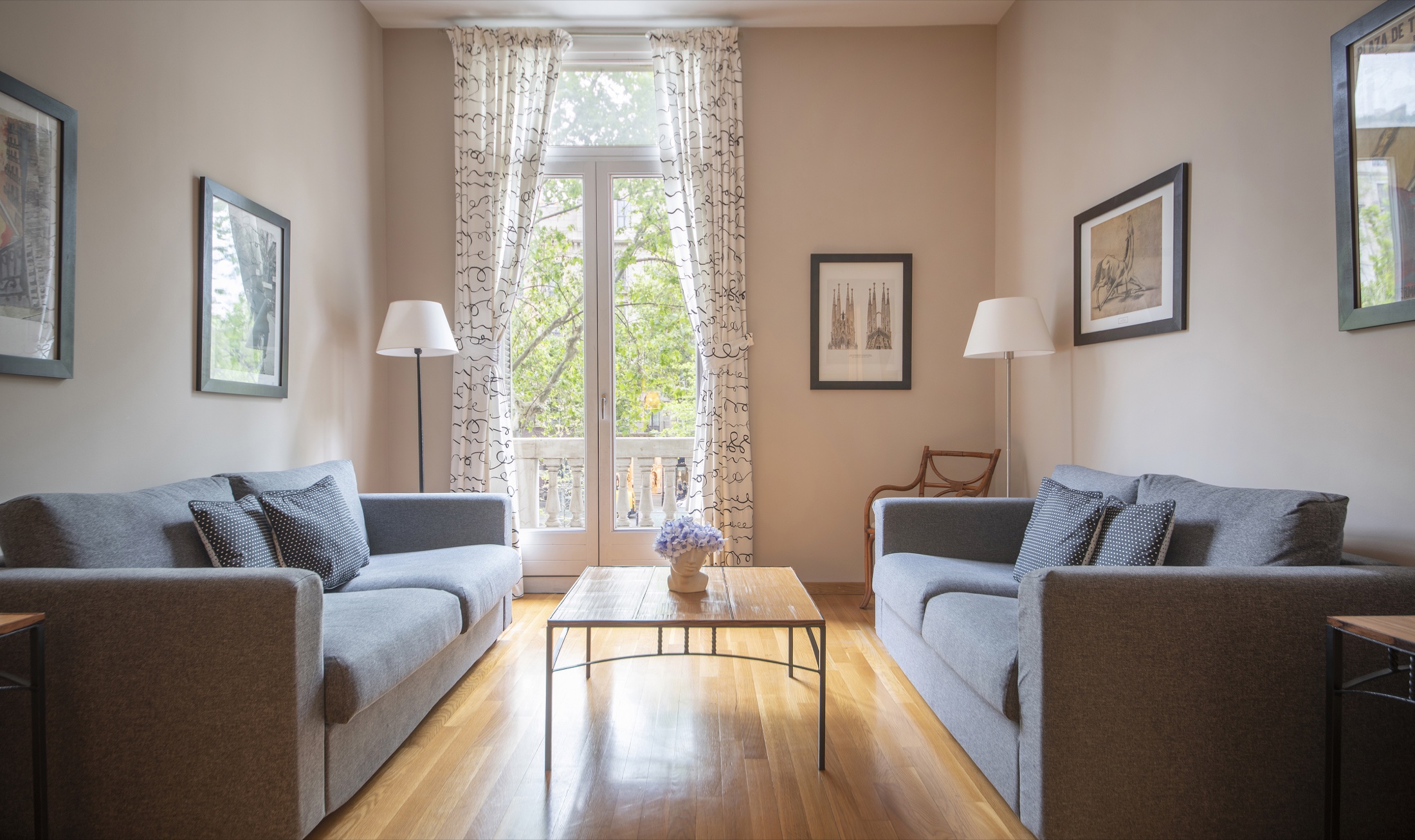 Suite Bella living room with balcony at PDG15 in Barcelona