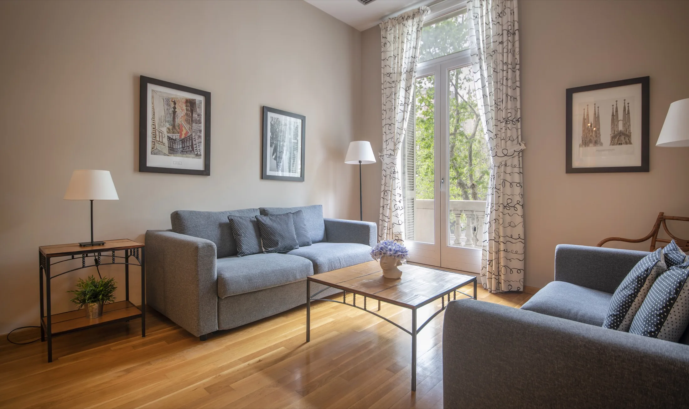 Suite Bella living room with two grey sofas and a coffee table