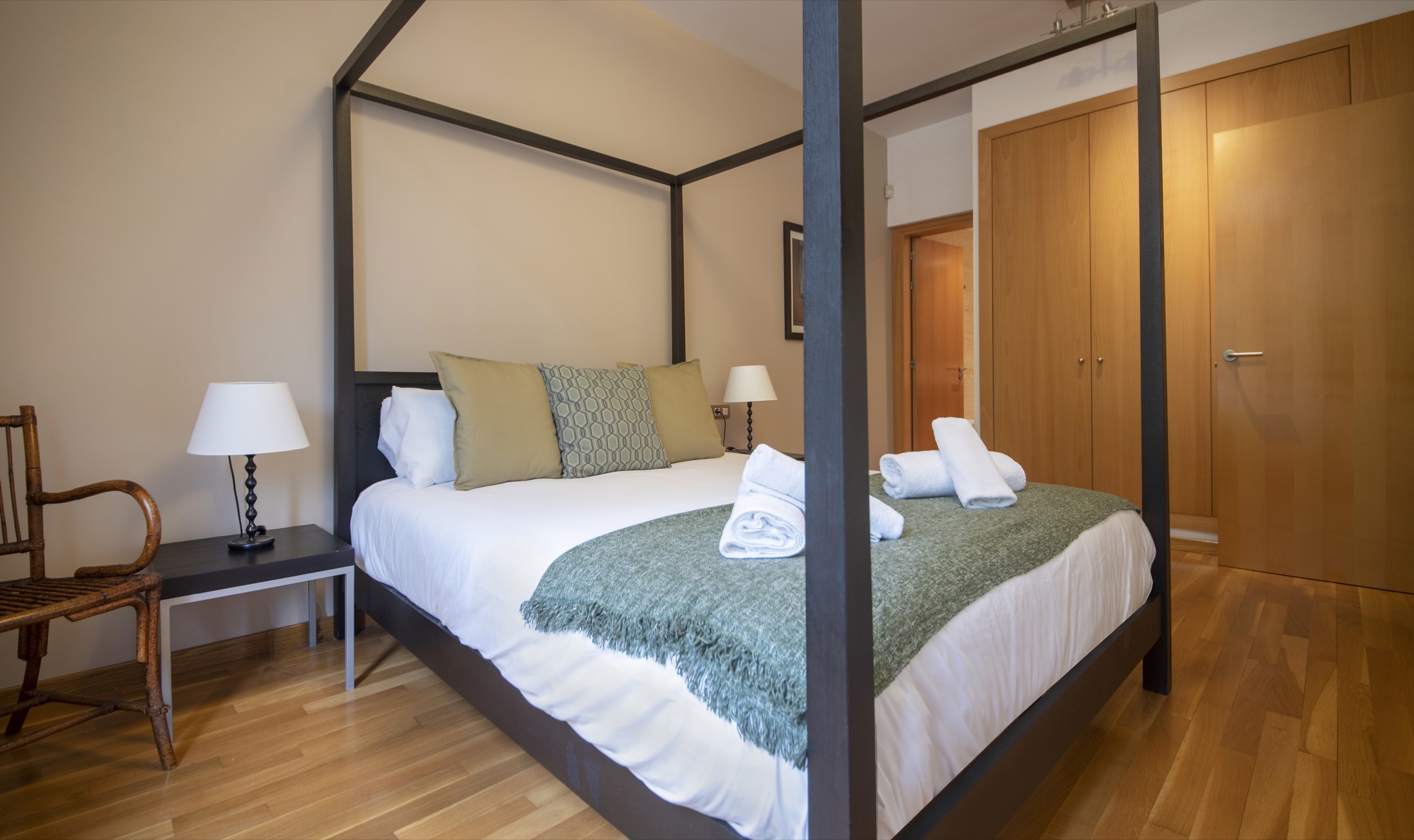 Suite Bella double bedroom with four-poster bed and balcony light