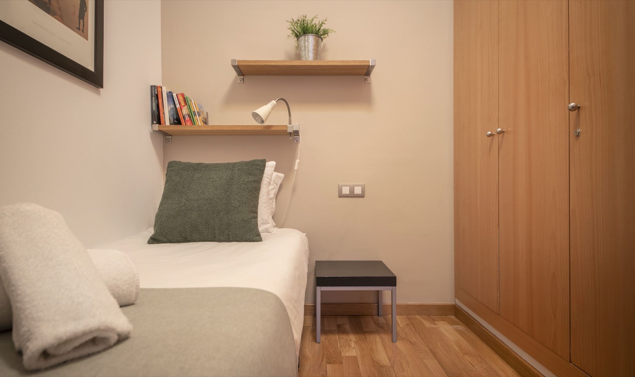 Suite Bella single bedroom with built-in wardrobe