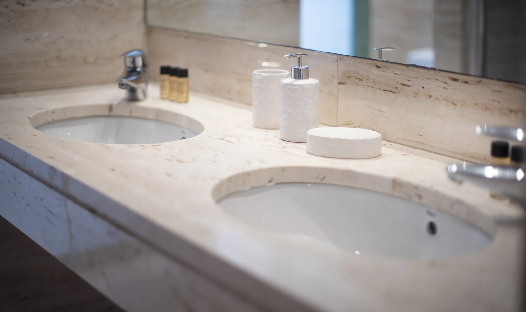 Suite Celia marble bathroom detail 11