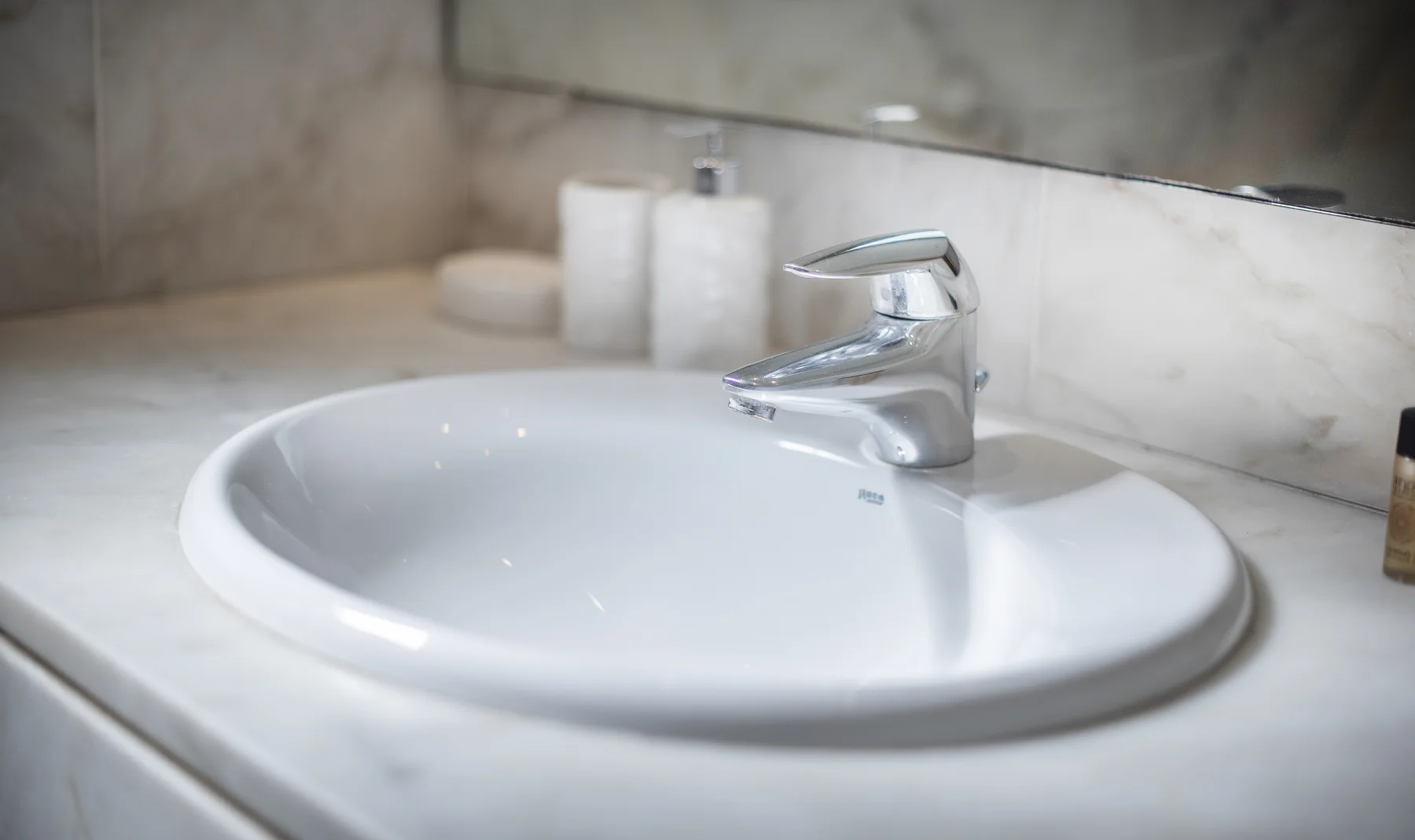 Suite Celia marble bathroom detail 13
