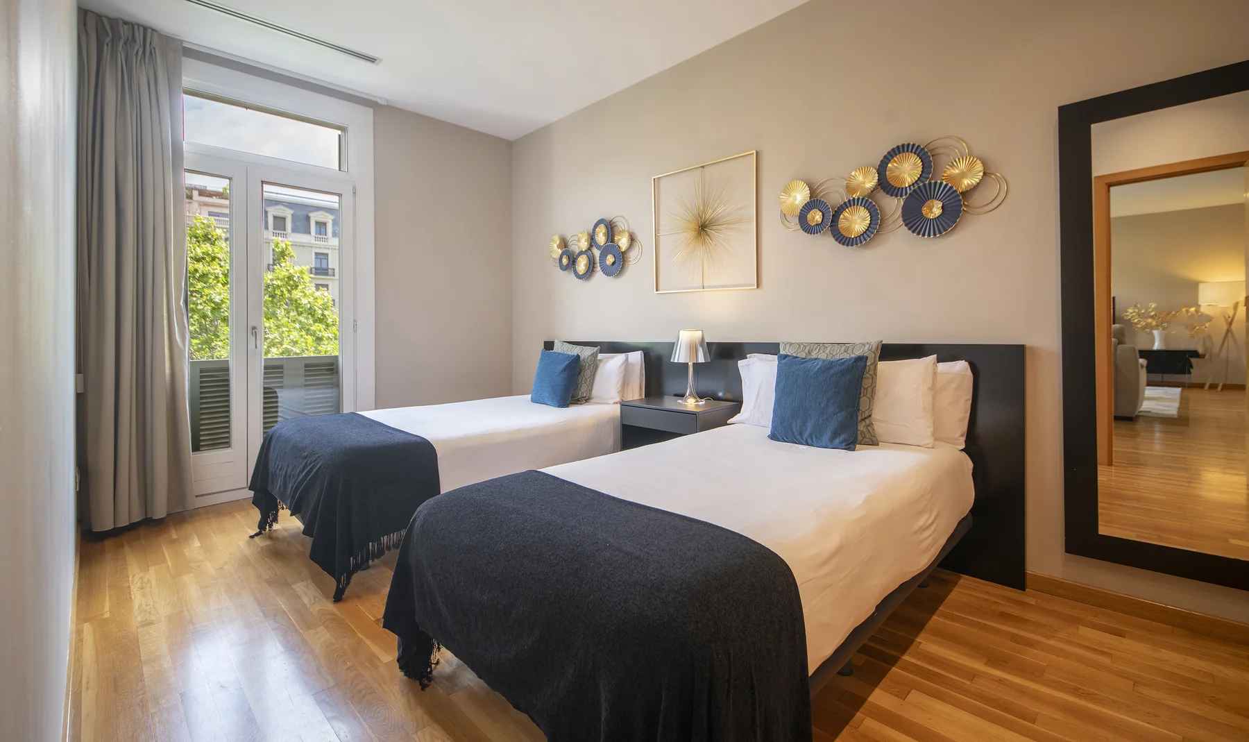 Suite Celia queen bedroom with dark blue bedding