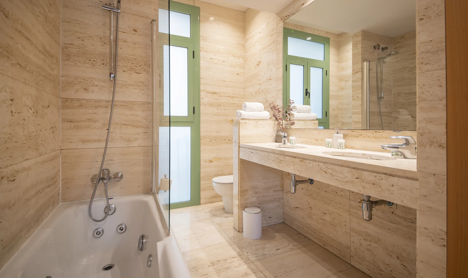 Suite Celia marble bathroom detail 45