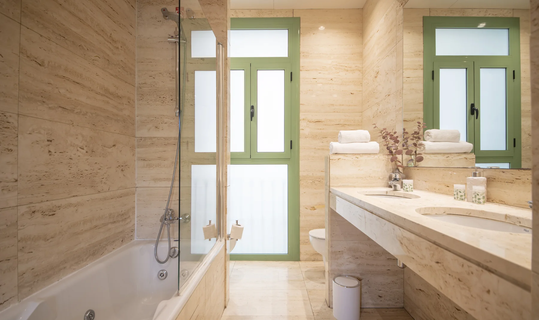 Suite Celia marble bathroom detail 46