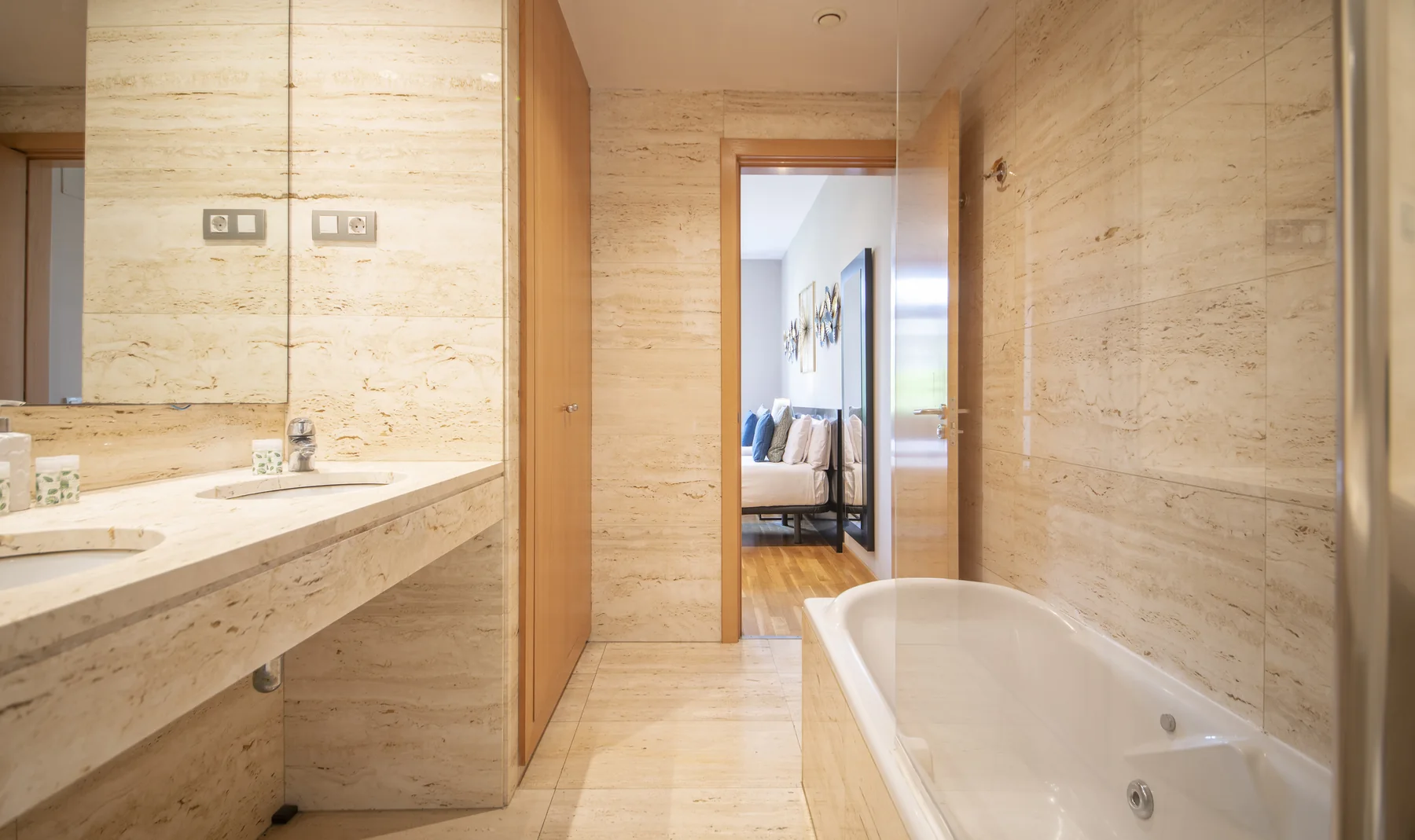 Suite Celia marble bathroom detail 47