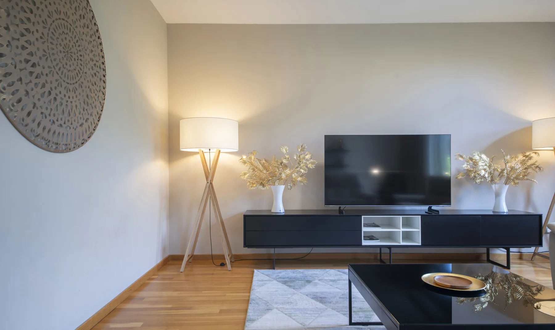 Built-in bookshelves above the Suite Celia dining table