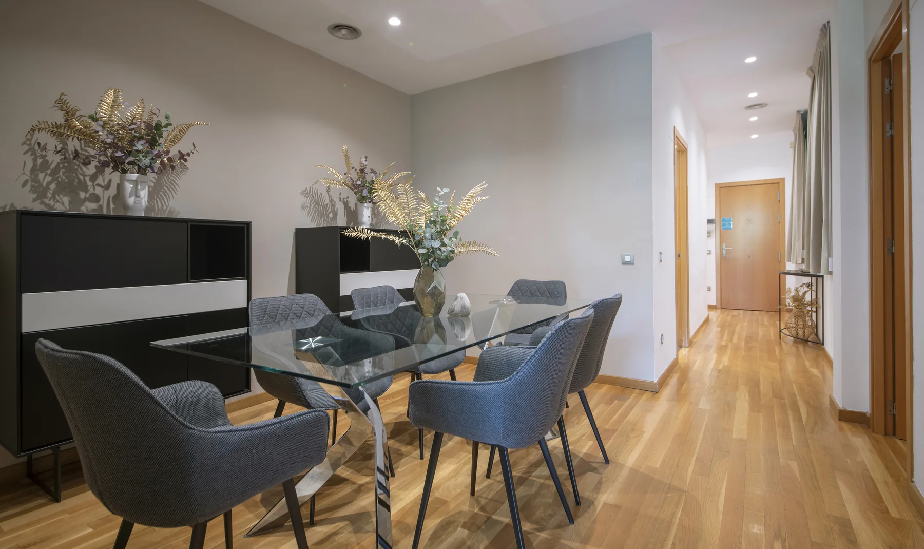 Suite Celia dining area for six guests 49
