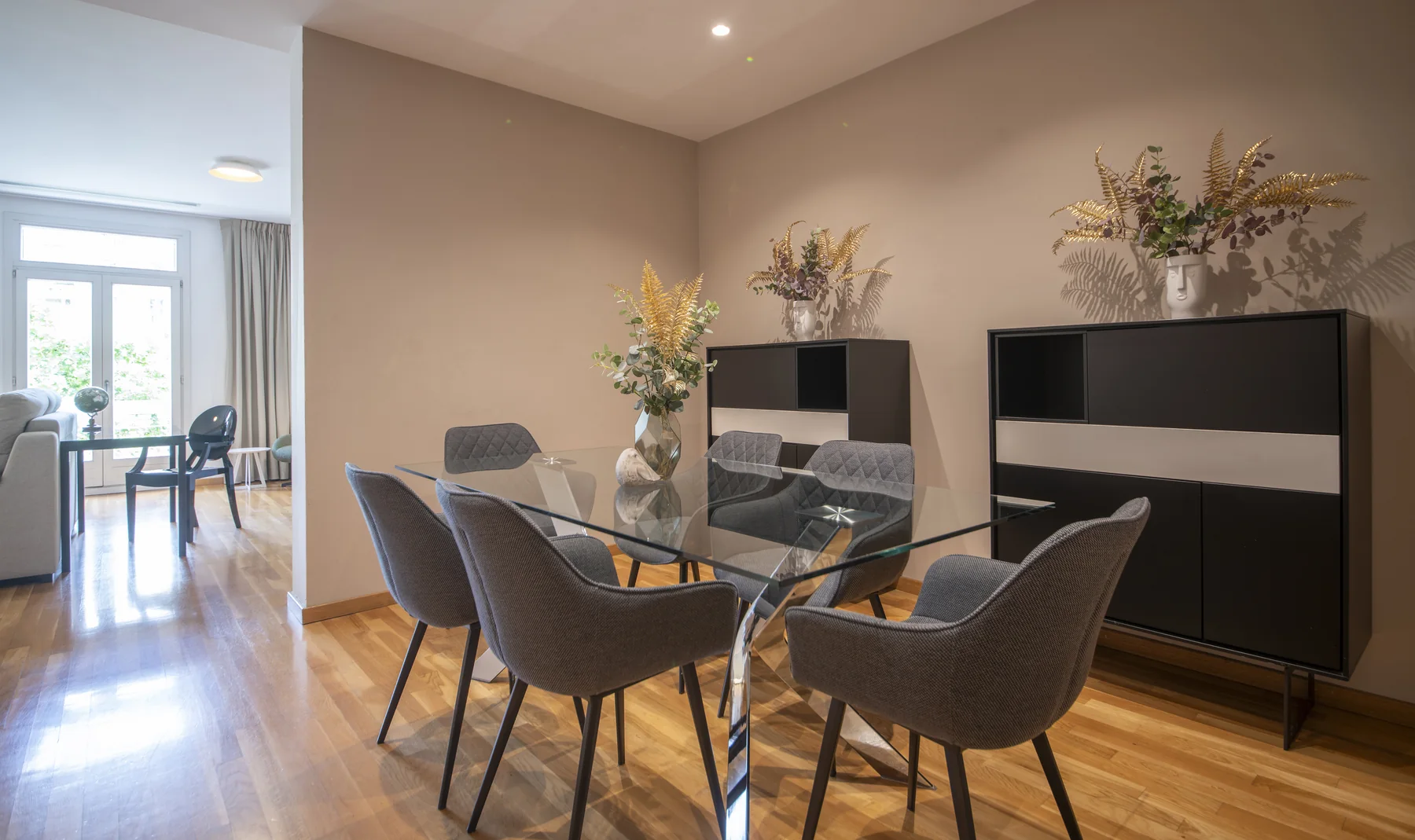 Suite Celia dining area for six guests 50