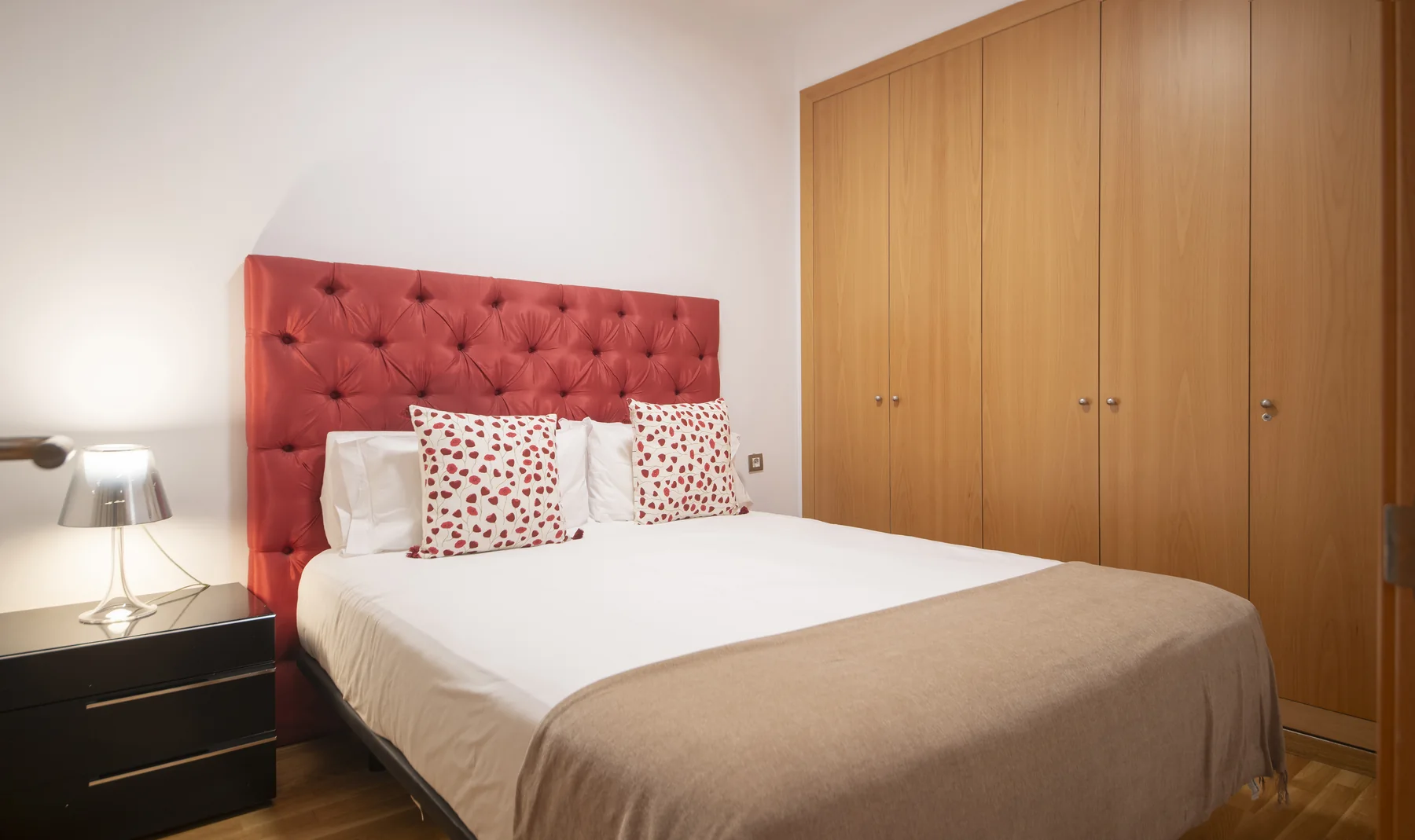 Suite Celia twin bedroom with wardrobe storage