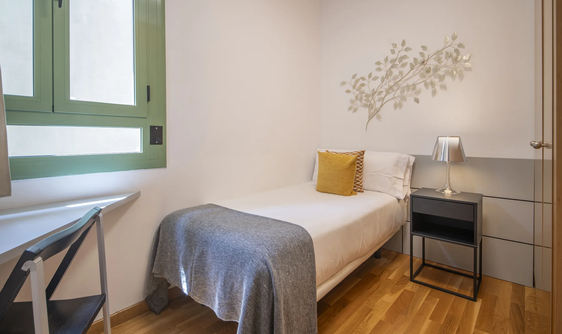 Suite Celia single bedroom with desk and wardrobe storage