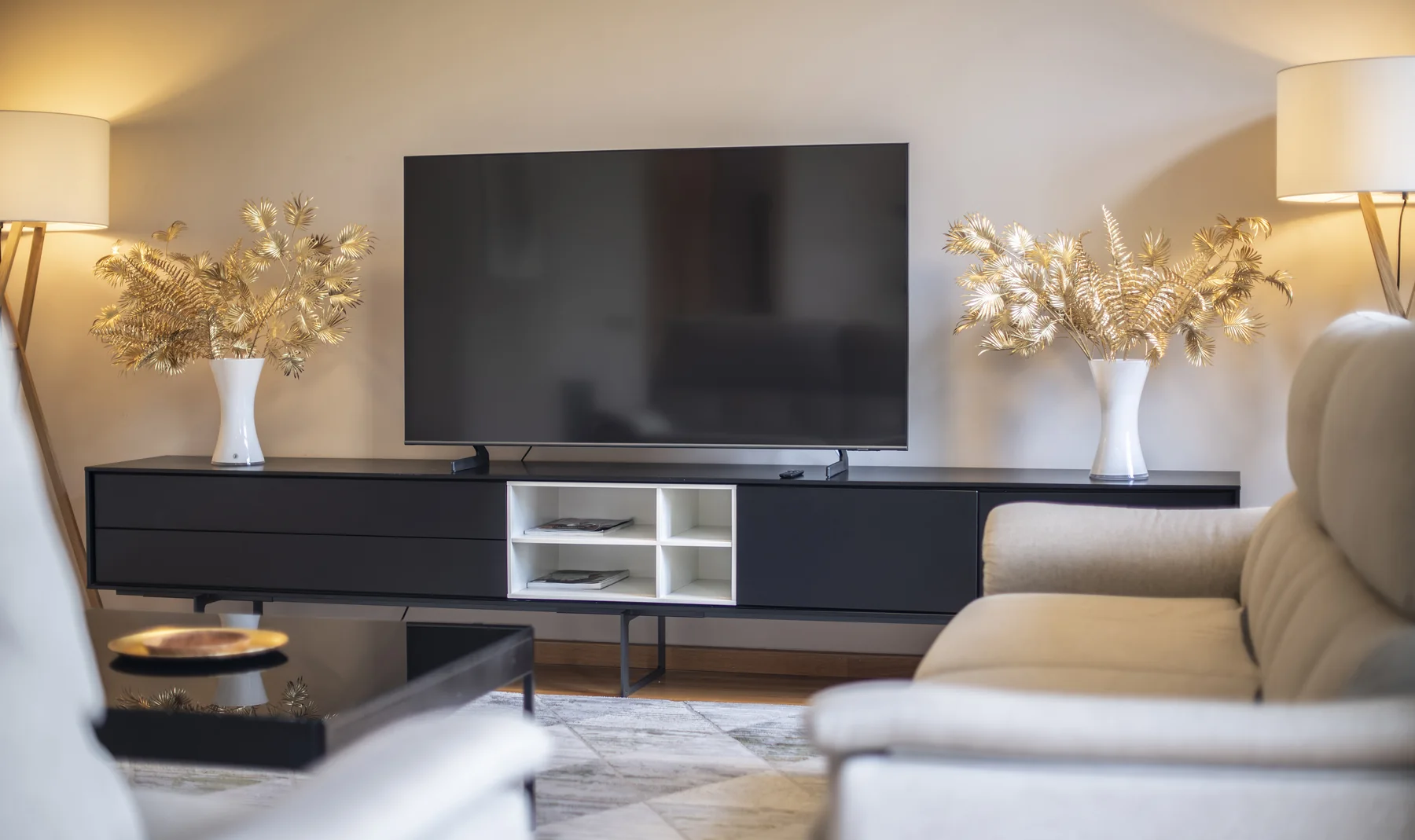 Suite Celia spacious living room detail 64