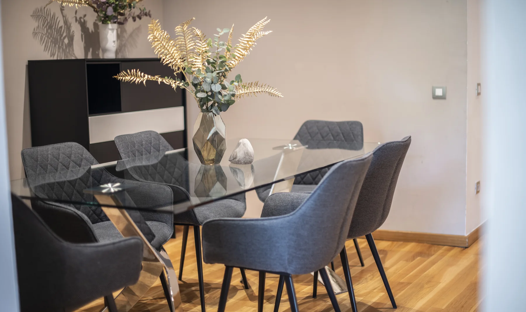 Suite Celia dining area for six guests 66