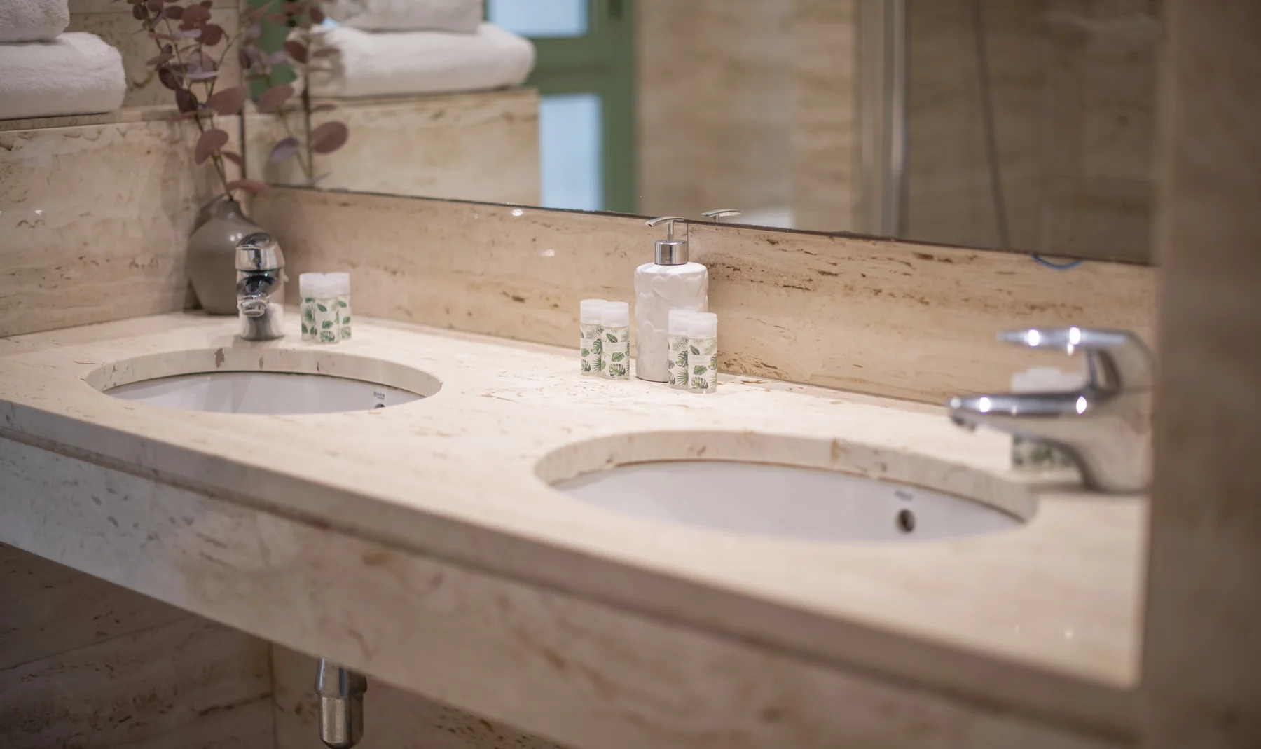 Suite Celia marble bathroom detail 69