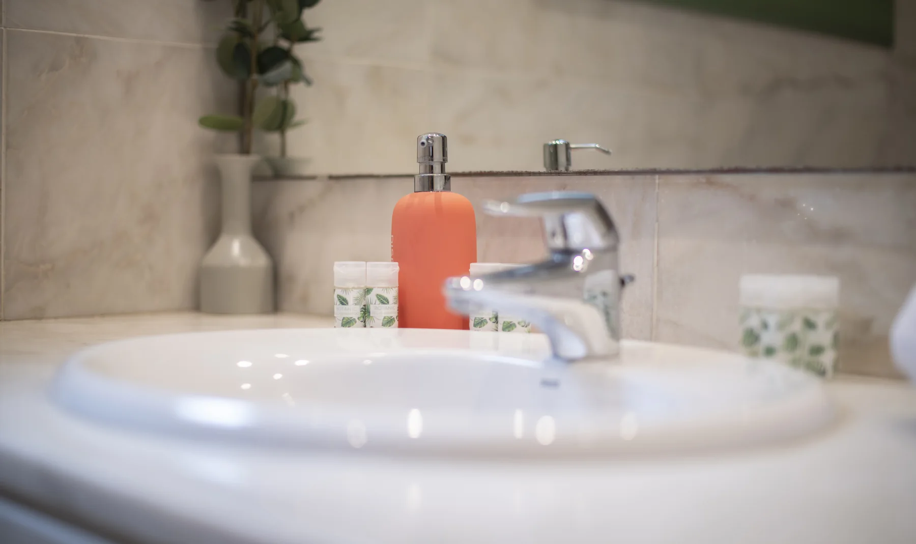 Suite Celia marble bathroom detail 74