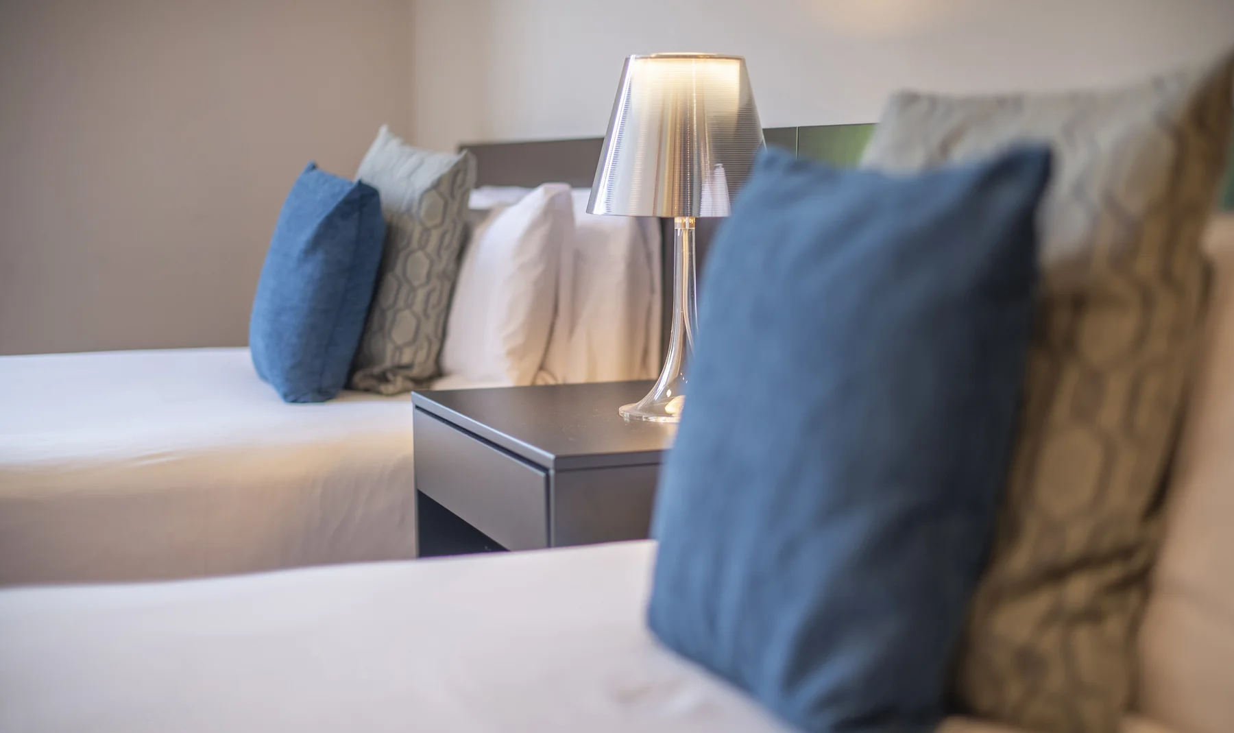 Suite Celia twin bedroom detail 78