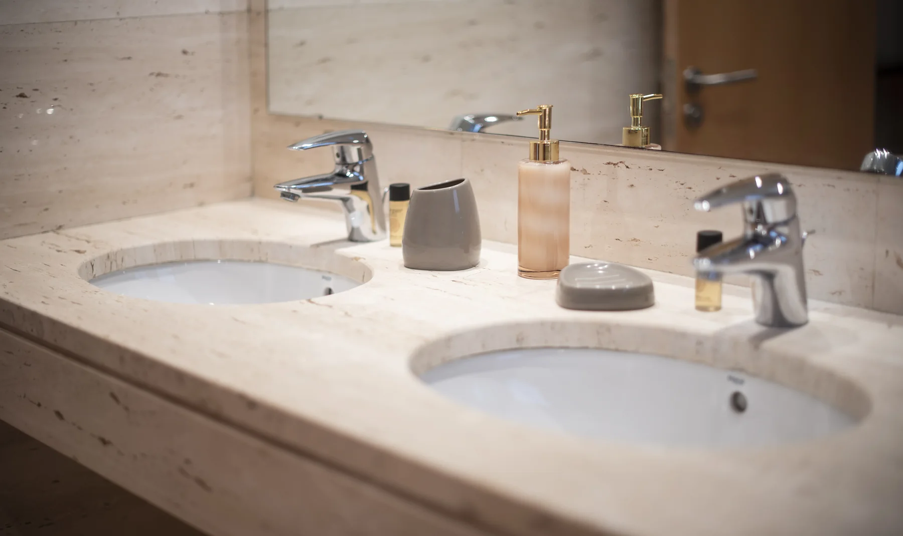 Suite Divina double basin and marble counter