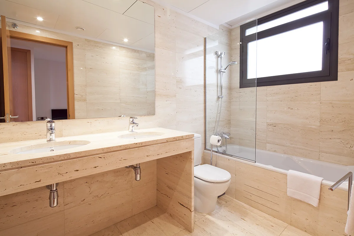 Suite Divina marble bathroom and bathtub
