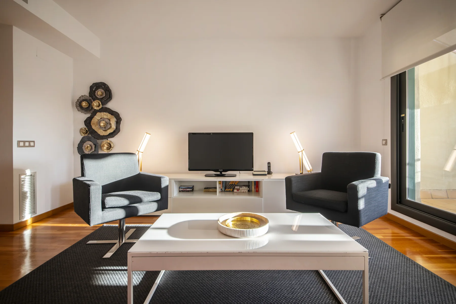 Suite Divina television and armchairs