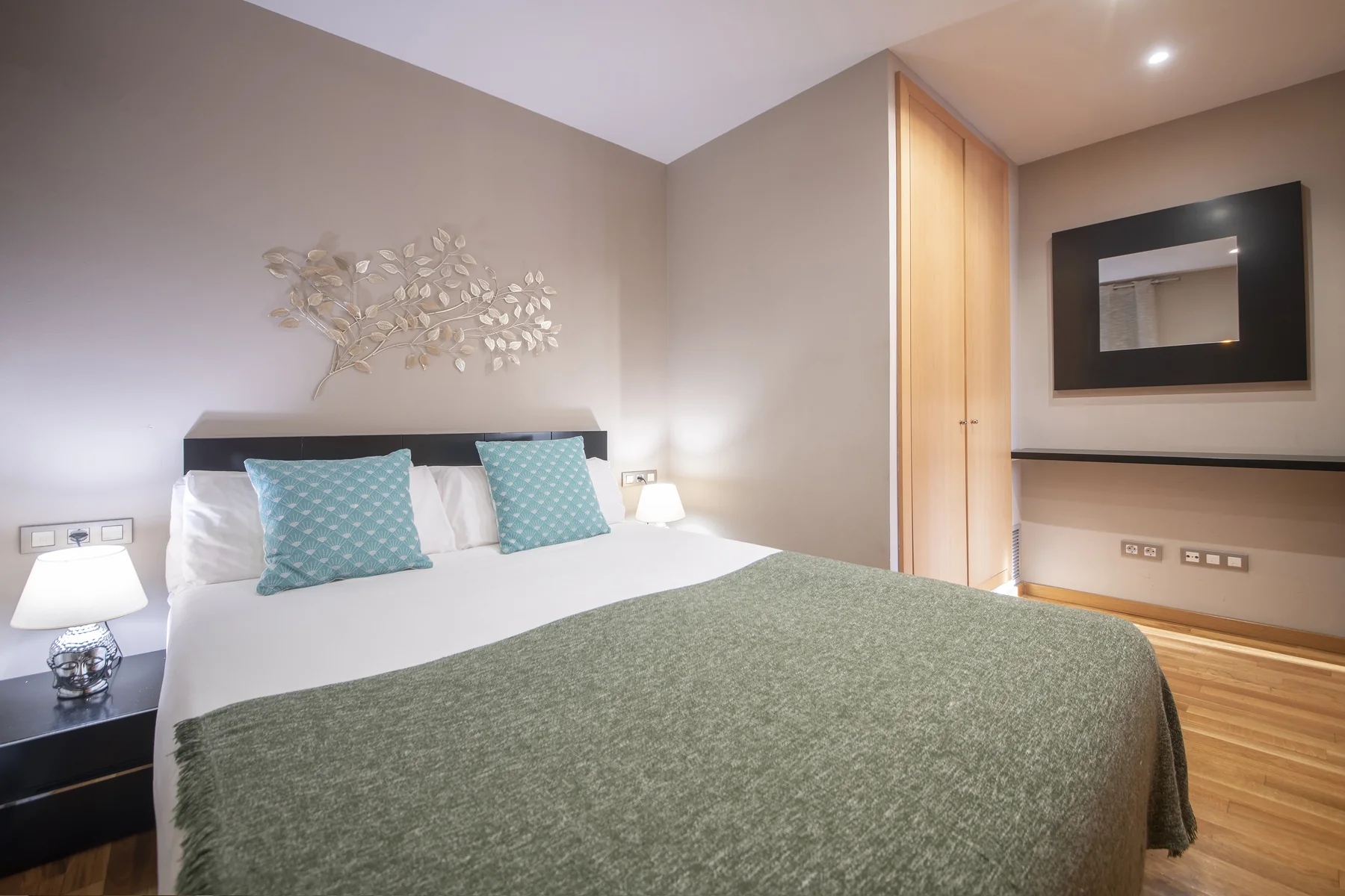 Suite Divina queen bedroom and en-suite entrance