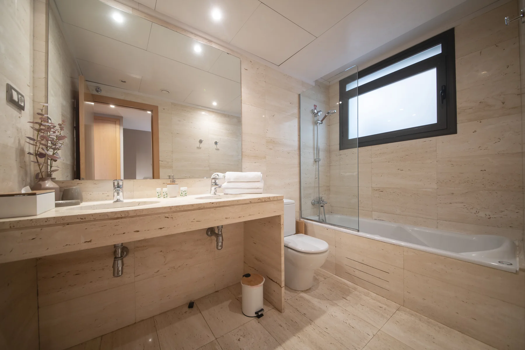 Suite Divina marble bathroom and bathtub