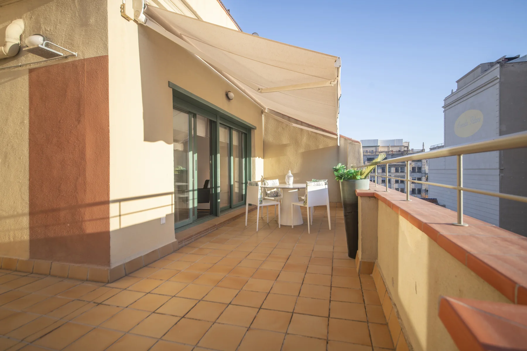 Suite Divina terrace dining area