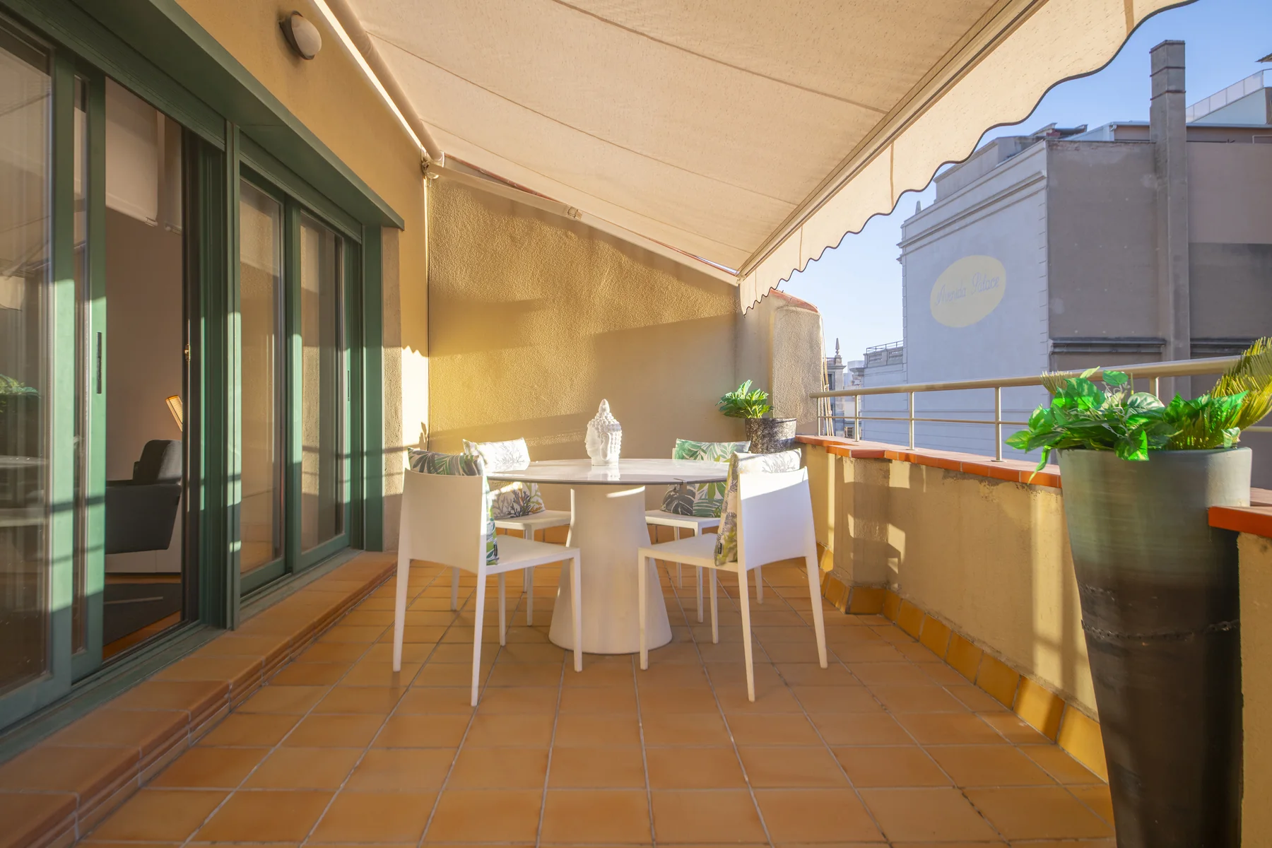 Suite Divina covered outdoor dining table