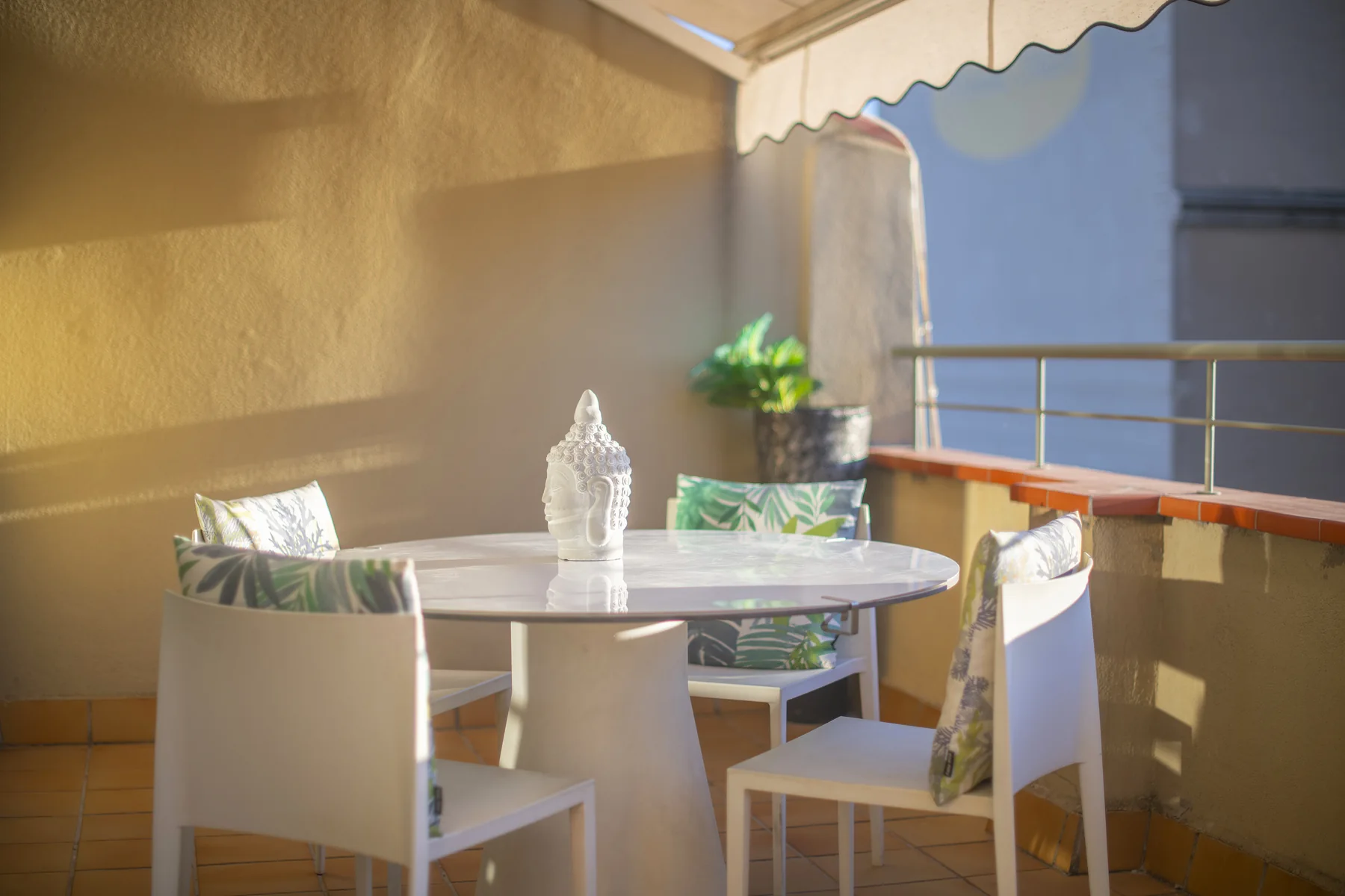 Suite Divina outdoor table and city light