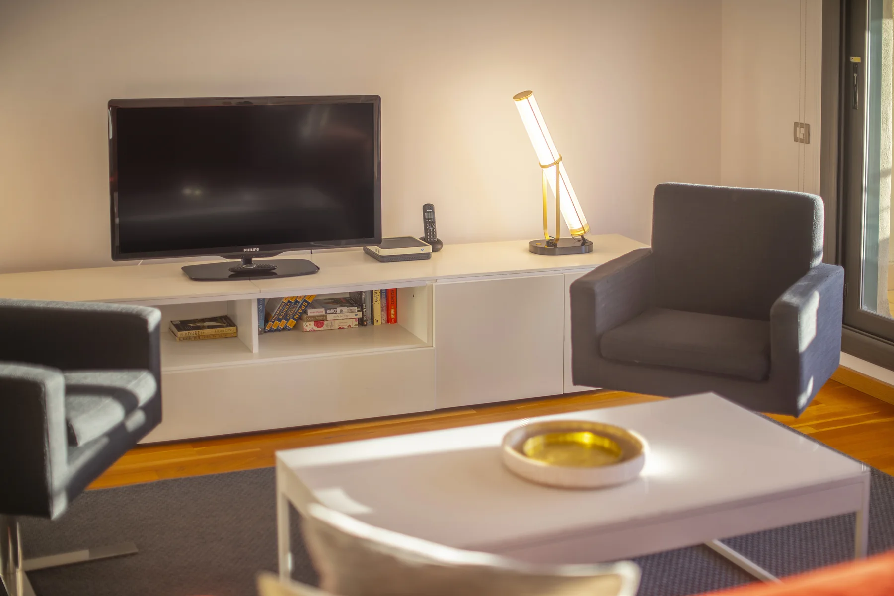 Suite Divina television, lamp and armchair