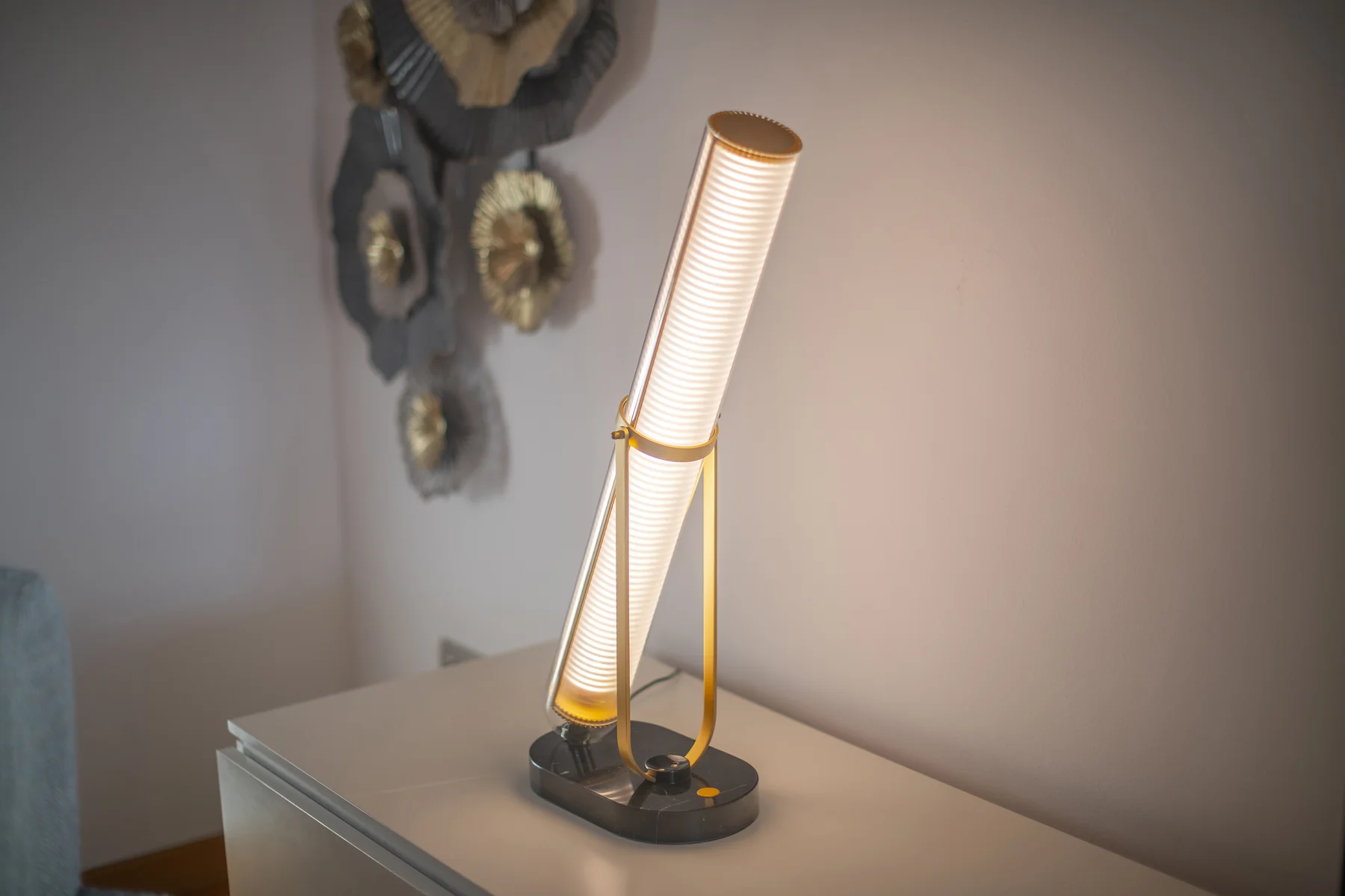 Suite Divina reading lamp and wall artwork