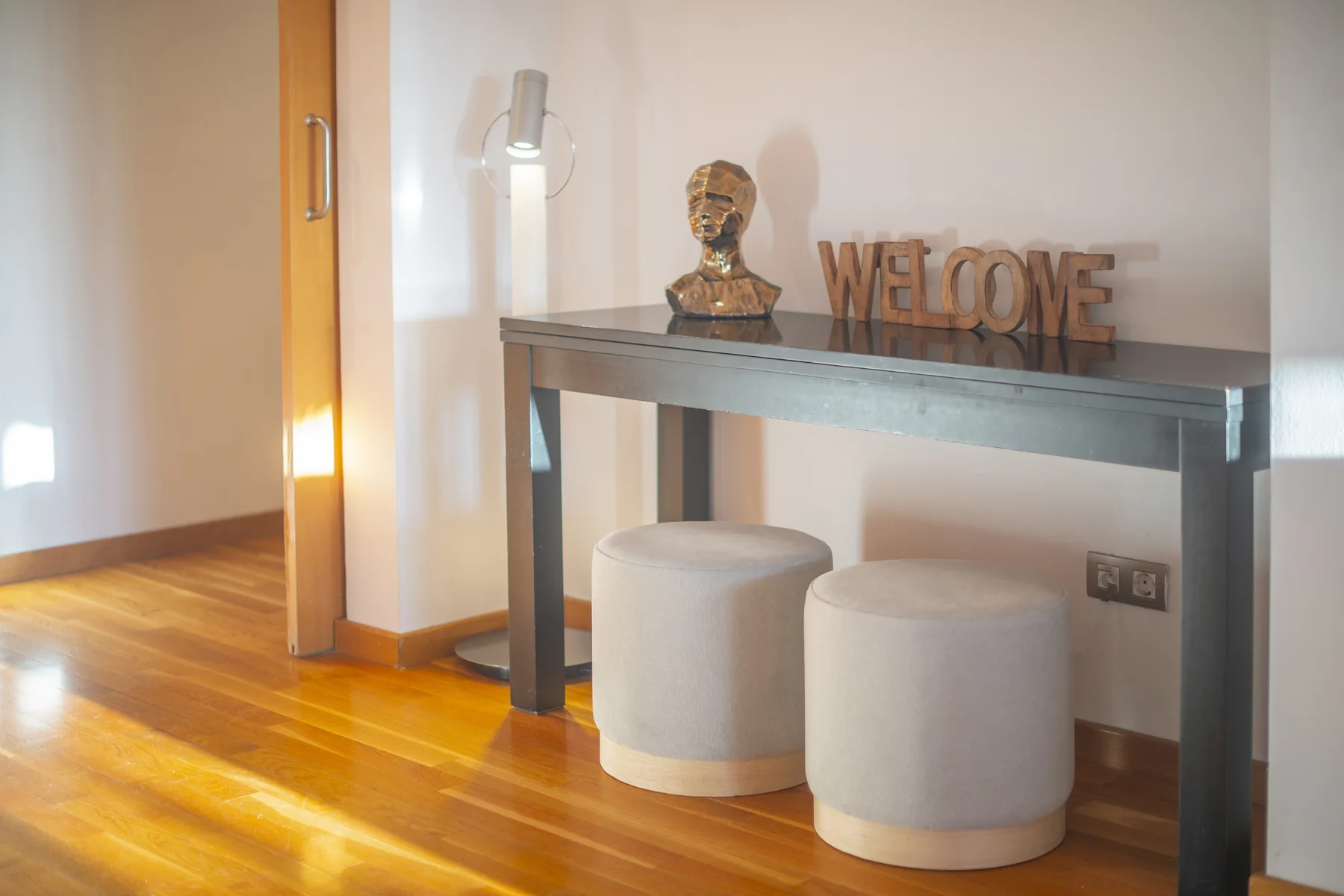 Suite Divina living-room console and polished wood floor