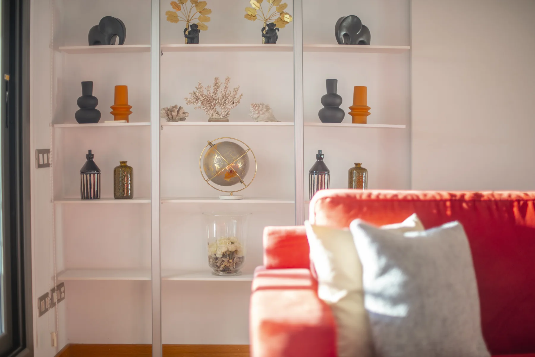 Built-in bookshelves above the Suite Divina dining table