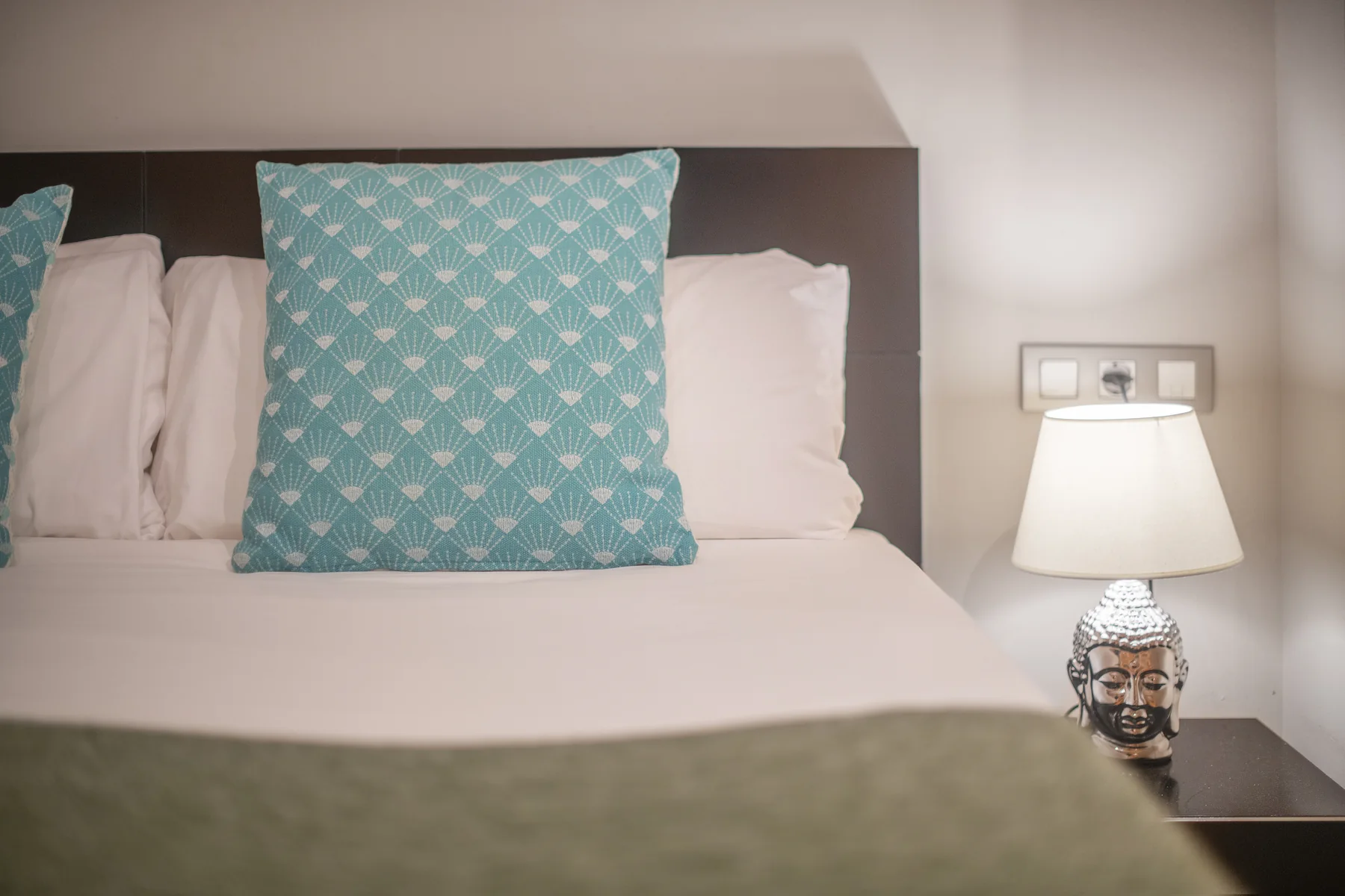 Suite Divina queen bed and bedside lamp