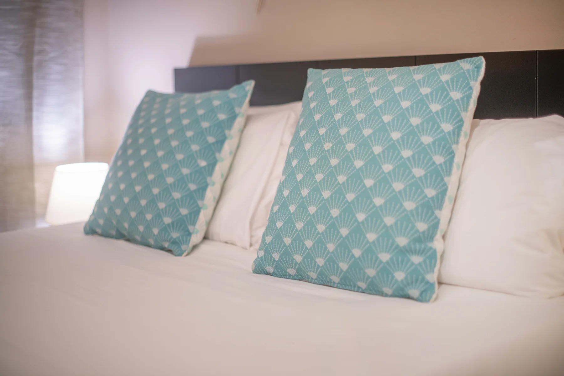 Suite Divina queen bed pillow detail