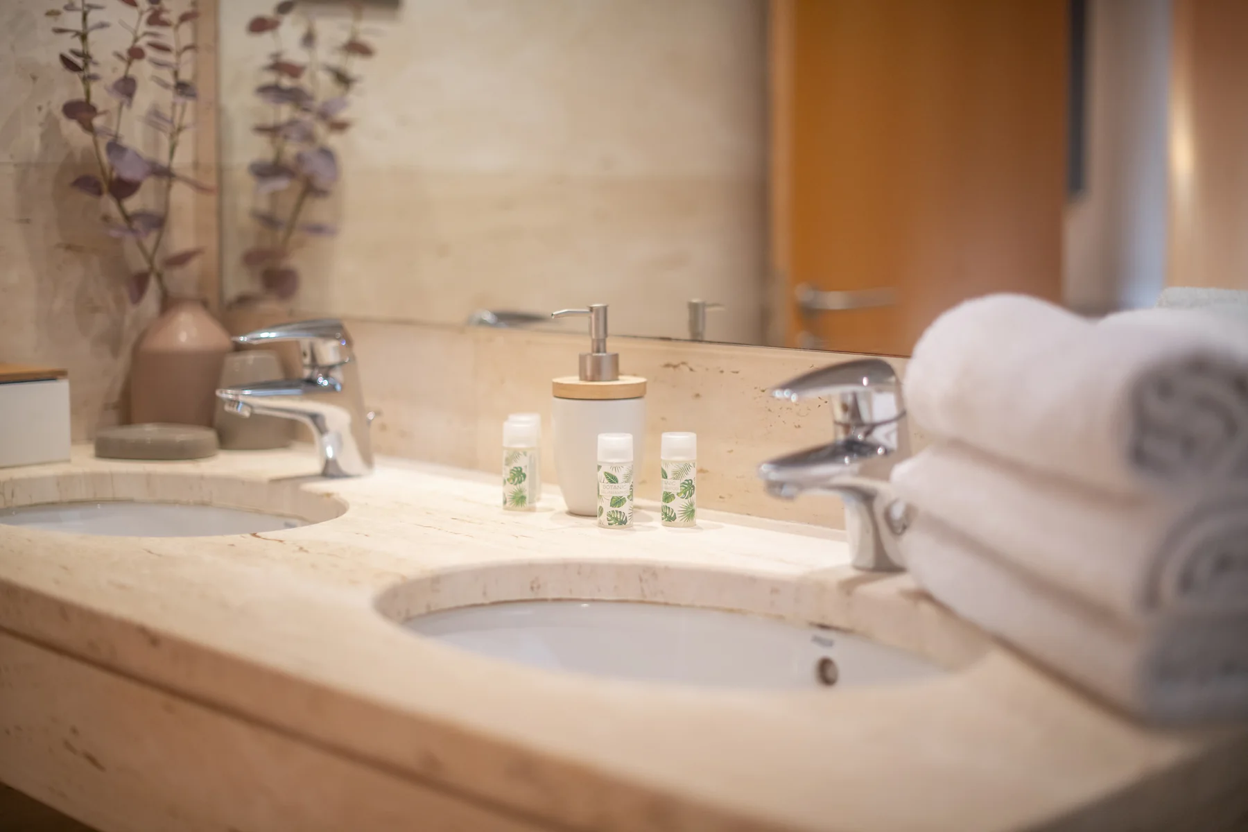 Suite Divina marble basin with towels and toiletries